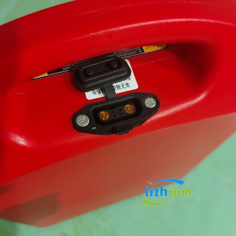 Czarny elektryczny wózek widłowy bateria litowo-jonowa o pojemności 30Ah napięcie 24V